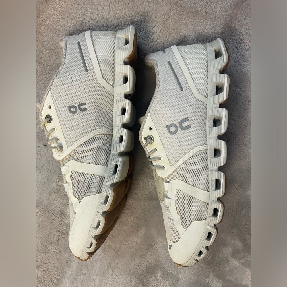7C. On Cloud Cloud 5 Women’s Size 7.5 White Beige Running Athletic Shoes
